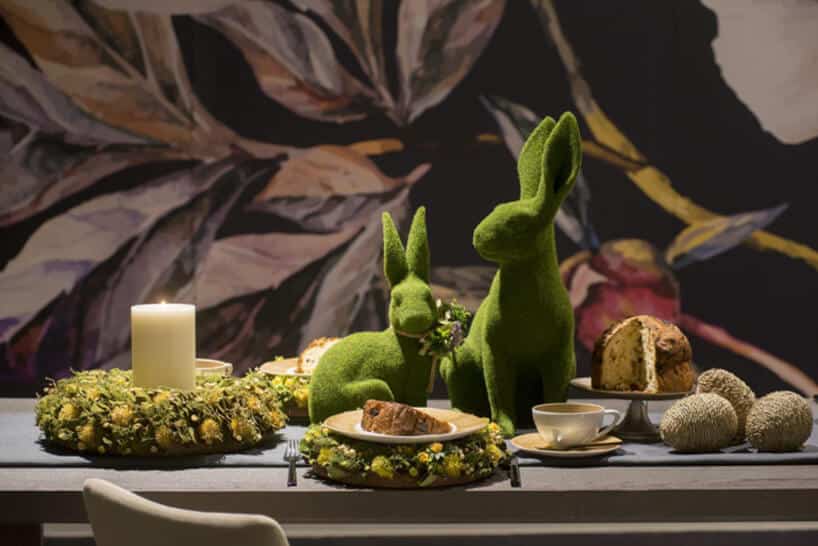 dwie zielone figurki królika na ciemnym stole