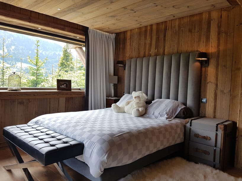 biały miś na łóżku w drewnianym pokoju