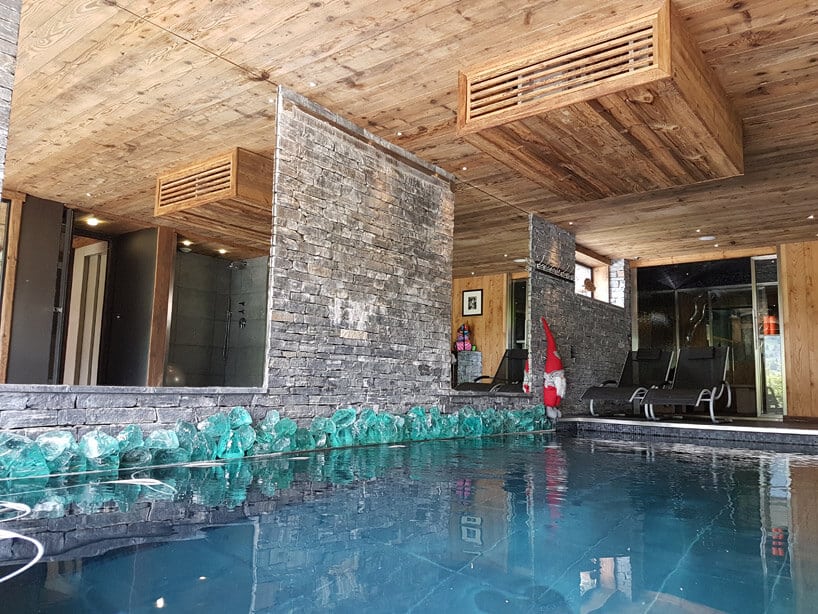 basen w domu z drewna z odzysku