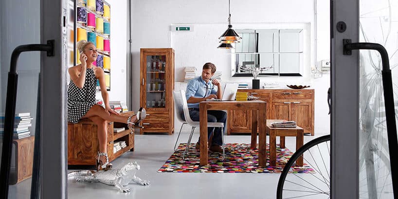 meble z kolekcji Authentico od Kare Design ciemne drewniane komody, szafki z witrażem, stoły