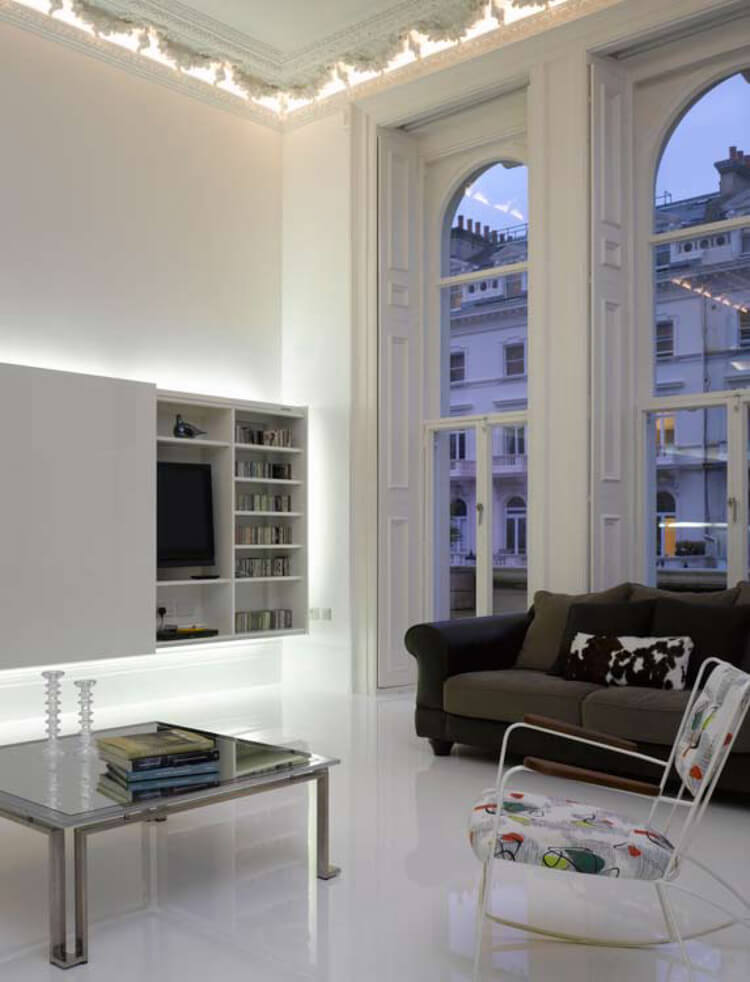 biały salon z panoramicznymi oknami
