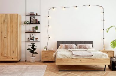 eleganckie drewniane łóżko Woodica pomiędzy dwoma drewnianym szafkami nocnymi