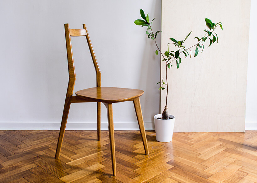 drewniane krzesło o nietypowej formie