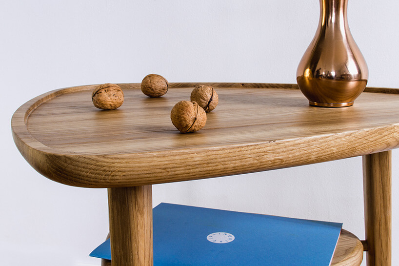 orzechy włoskie na drewnianym stole
