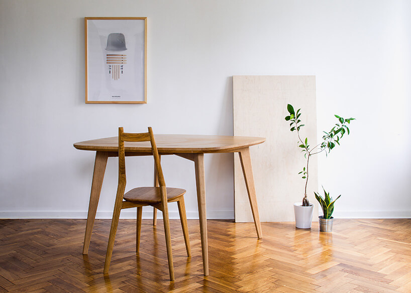 drewniany stół i krzesło