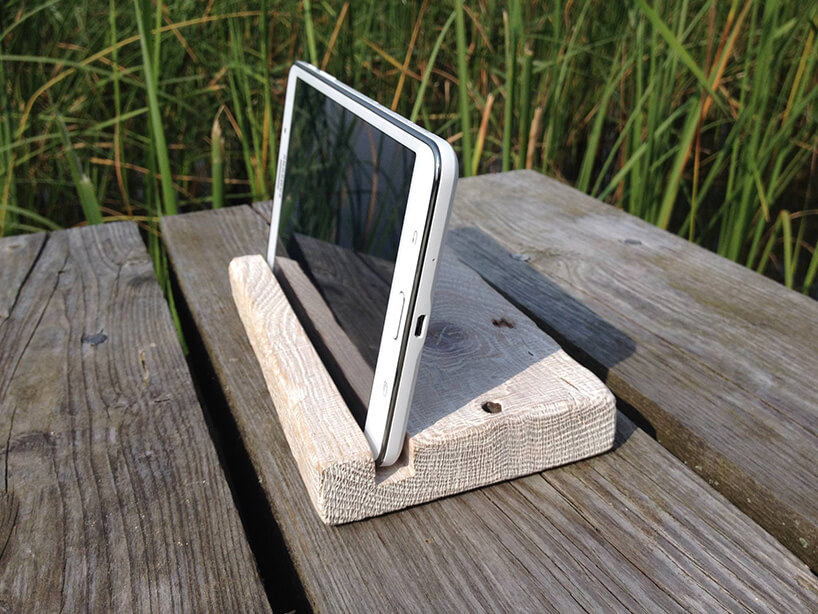 biały stojak na tablet w drewnianej desce