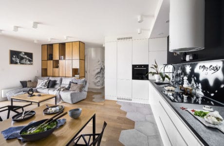 nowoczesne mieszkanie z połączeniem drewna i betonu oraz białych barw