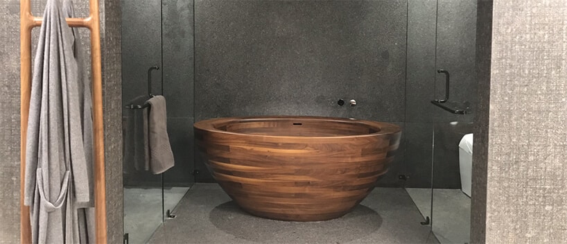 wyjątkowa okrągła wanna z drewna od Unique Wood Design w szarej łazience