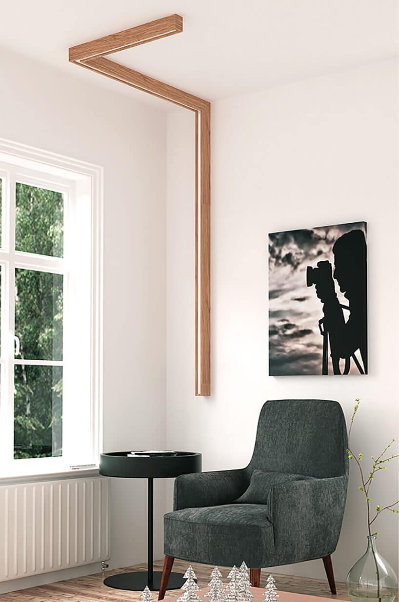 wyjątkowa lampa PATH od INDIVIDUAL LIGHTING podłużna lampa na ścianie i suficie w drewnianej ramie na zielonym eleganckim fotelem