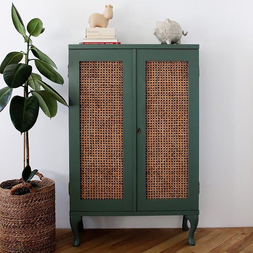 drewniana szafka WOOD szczęścia w stylu hygge pomalowana na zielono z drzwiami wykończonymi siatką drewnianą