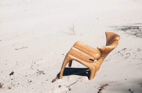 wyjątkowe drewniane krzesło DUNE od GOOD INSIDE w aranżacji w piasku na plaży