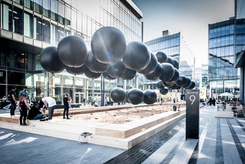 jedna z instalacji na Dubai Design Week 2019 unoszące się duże czarne kule