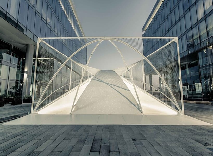 jedna z instalacji na Dubai Design Week 2019 biała konstrukcja pośród szklanych budnków