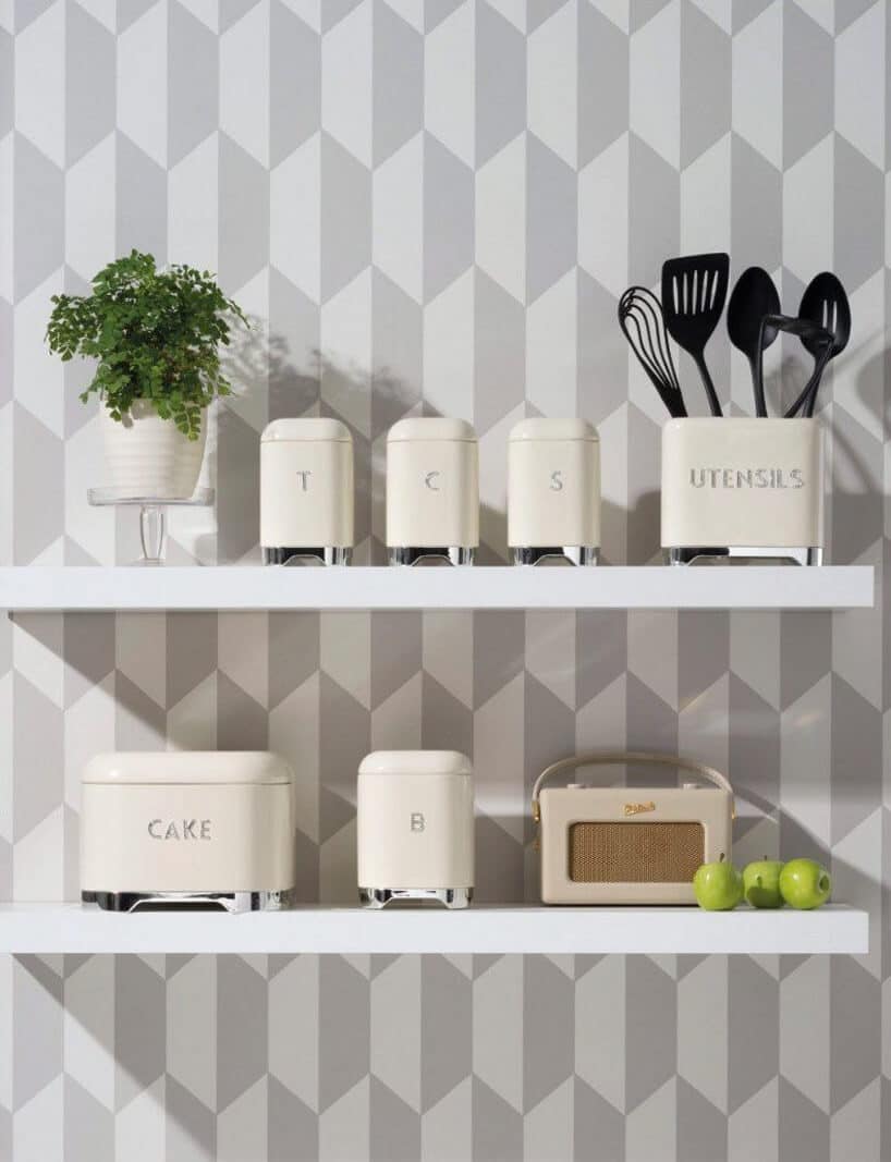 pojemniki kuchenne Kitchen Craftna dwóch białych półkach wiszących