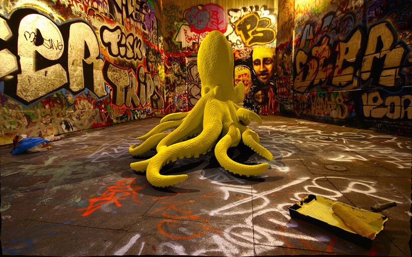 żółta ośmiornica w otoczeniu grafiti