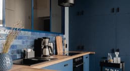niebieskie fronty w kuchni od jasno