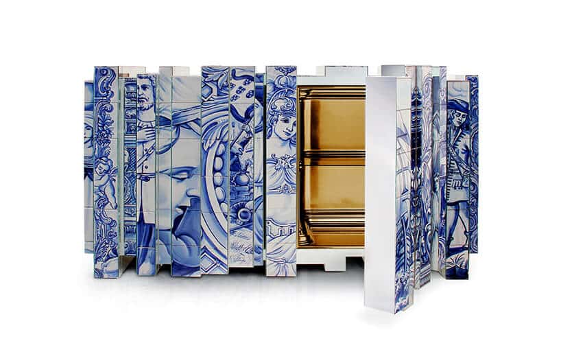 wyjątkowa komoda Heritage Blue Sideboard od Boca Do Lobo biała powierzchnia z niebieskimi rysunkami postaci z historii