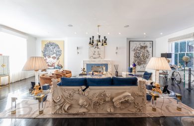eklektyczne wnętrze apartamentu biały salon wyjątkowo sofą z niebieskim siedziskiem i beżowym wykończeniem z elementami ściennych wykończeń przestrzennych