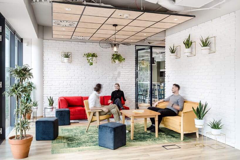 ekologiczne biuro od workplace solutions przestrzeń do relaksu z białą cegiełką na ścianach z roślinami w pomieszczeniu