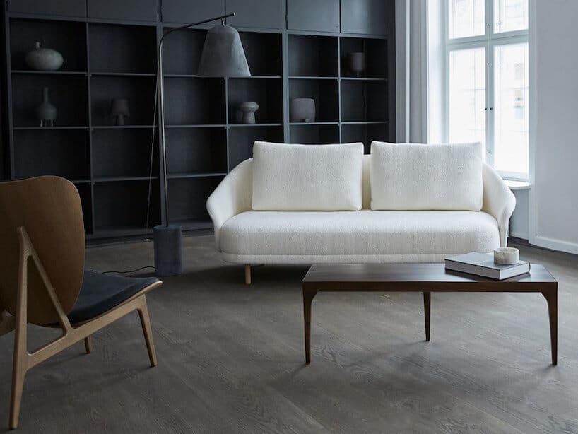 ciemne wnętrze z białą elegancką sofą Norr 11 z kolekcji New Wave