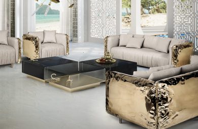 ekskluzywna sofa Imperfectio od Boca Do Lobio z jasnym bezowym obiciem i złotymi błyszczącymi wykończeniami