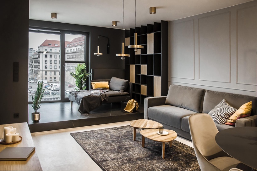 nowoczesny apartament od mauve szary salon z dużym oknem