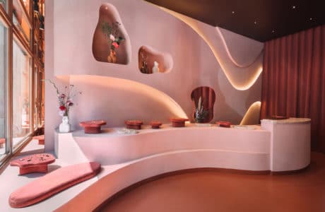 nowoczesne różowe wnętrze eleganckiego butiku KOPI projektu NOKE ARCHITECTS