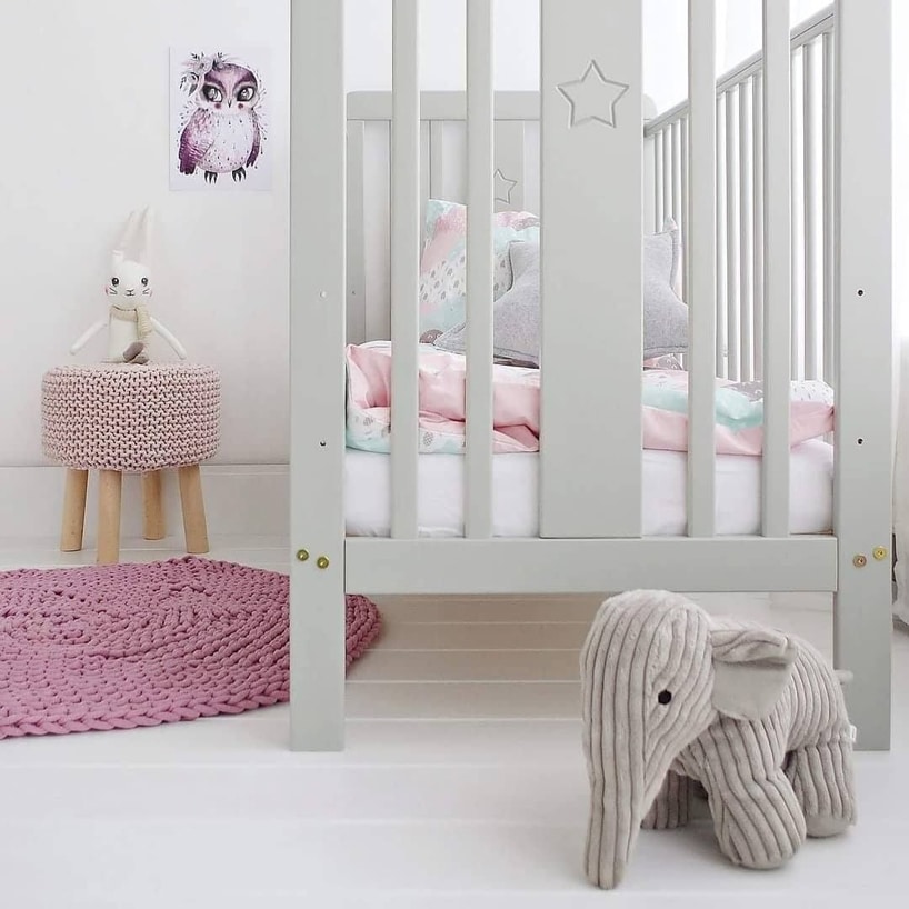 szare łóżeczko od Woodies Safe Dreams w jasnym pokoiku