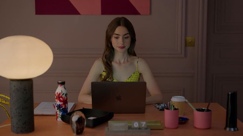 Emily w Paryżu otoczona designem