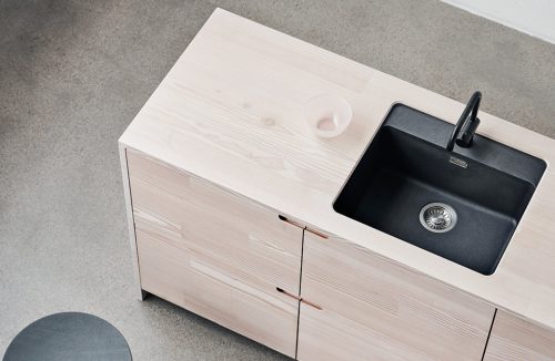 nowoczesna drewniana szafka kuchenna z osadzonym czarnym małym zlewem i baterią nagrodzona w European Product Design Award 2019