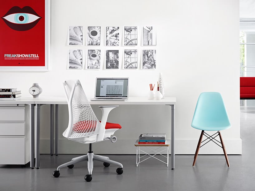 białe nowoczesne krzesło biurowe Sayl od Herman Miller w jasnym biurze z czerwonym plakatem