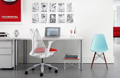 białe nowoczesne krzesło biurowe Sayl od Herman Miller w jasnym biurze z czerwonym plakatem