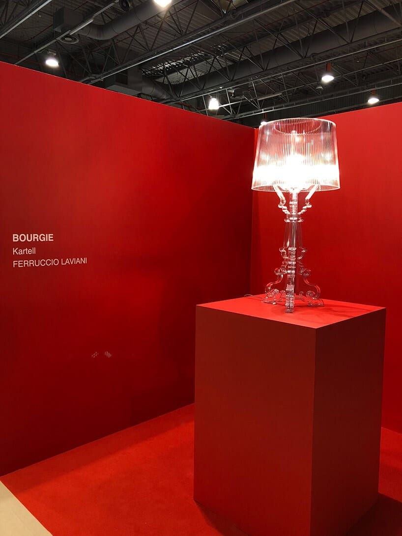 szklana przeźroczysta lampa w czerwonym otoczeniu