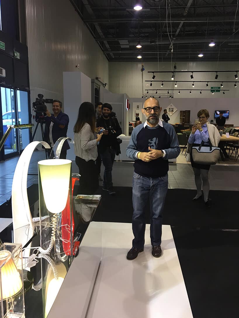 Ferruccio Laviani prezentuje lampy swojego projektu na stoisku marki Kartell