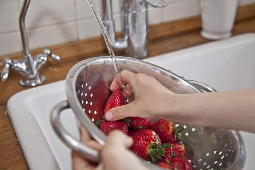 opłukiwanie truskawek pod bieżącą wodą