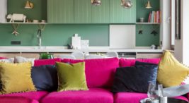 projekt domu z kanapą w kolorze magenty i oliwkową kuchnią finchstudio