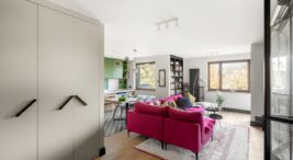 projekt domu z kanapą w kolorze magenty i oliwkową kuchnią finchstudio