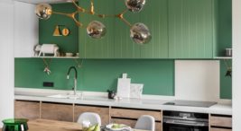 projekt domu z kanapą w kolorze magenty i oliwkową kuchnią finchstudio
