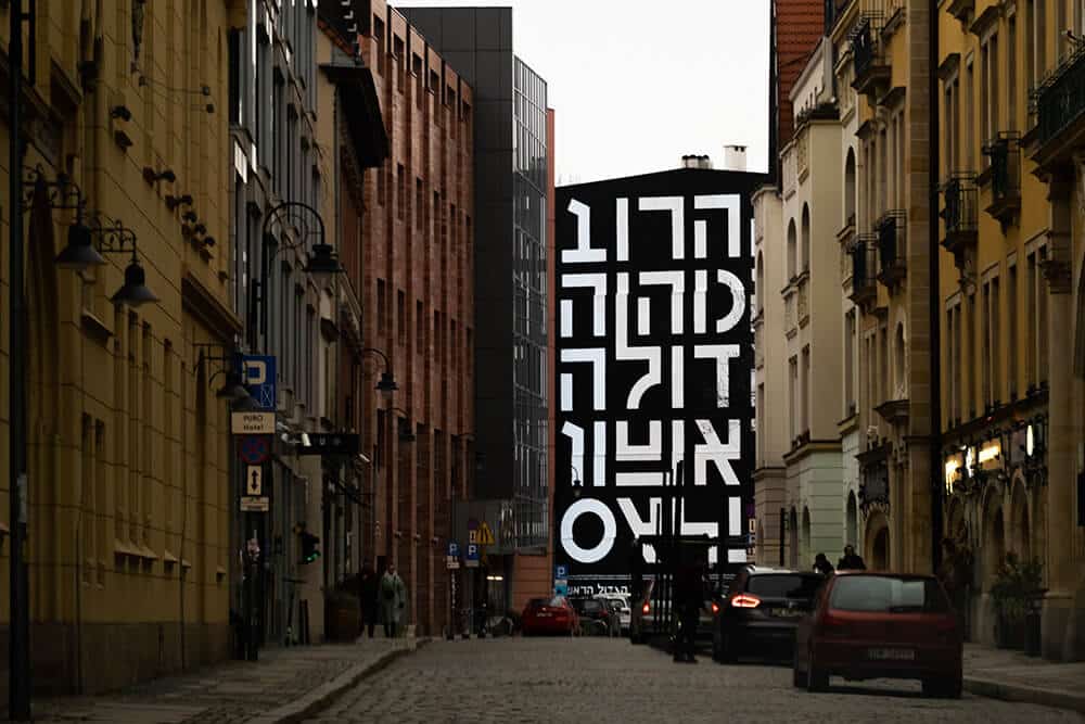 Fuzja dwóch światów we Wrocławiu: mural Oskara Podolskiego