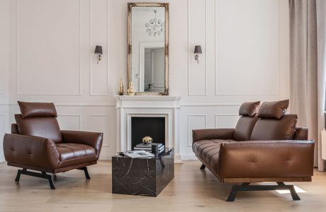 skórzany brązowy zestaw wypoczynkowy w salonie urządzonym w stylu klasycznym