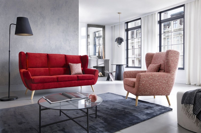 czerwona sofa i różowy fotel Forli Gala Collezione w jasno szarym wnętrzu
