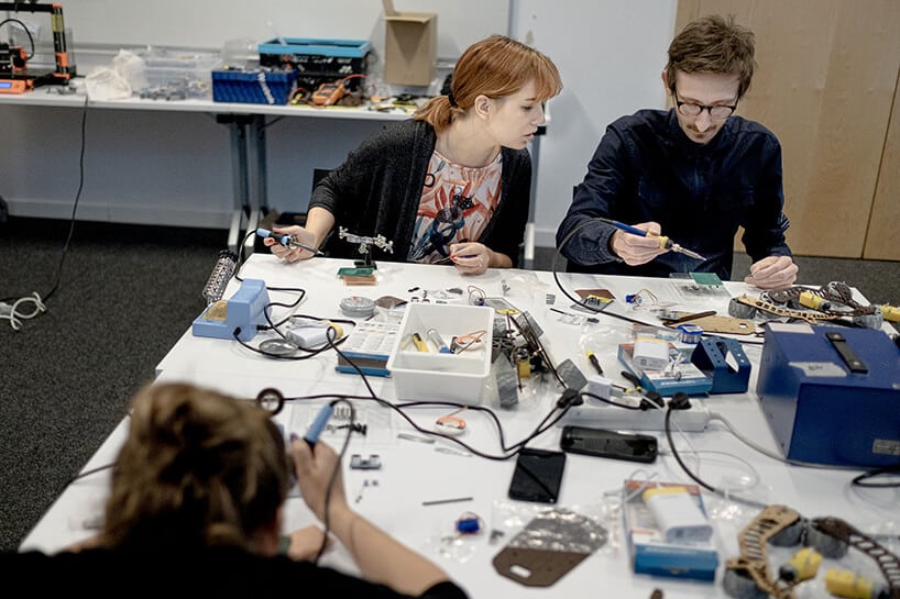 uczestnicy warsztatów podczas lutowania na Gdynia Design Days 2019
