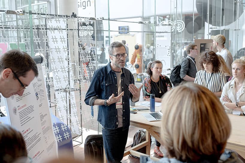 mężczyzna prowadzący podczas jednej z prezentacji na wystawie głównej na Gdynia Design Days 2019