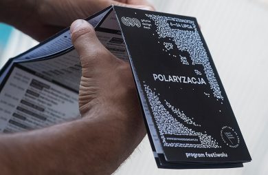 mężczyzna rozkładający program festiwalu Gdynia Design Days 2019