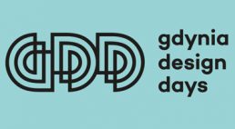 czarny logotyp Gdynia Design Days 2020 online na niebieskim tle
