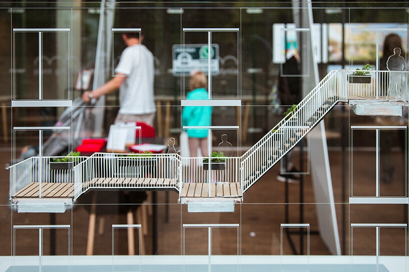 model projektu Social Balconies na tle odwiedzających Gdynia Design Days 2019