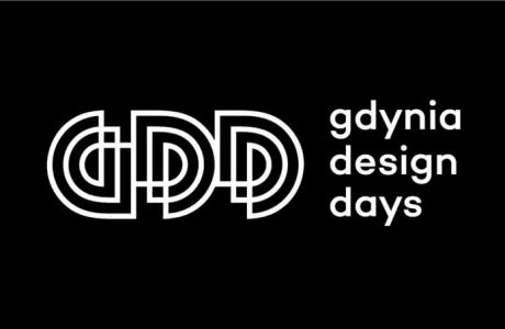biały logotyp gdynia design days na czarnym tle