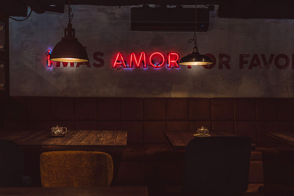 Genialnie urządzona restauracja w Kołobrzegu - neon