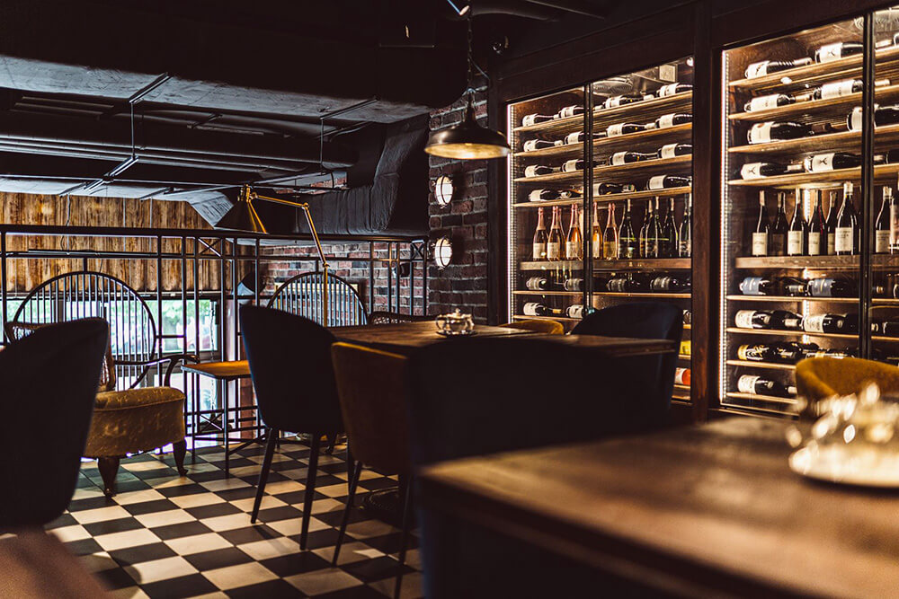Genialnie urządzona restauracja w Kołobrzegu - wino