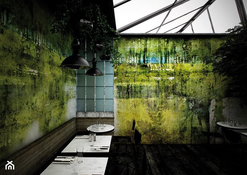 ciemne wnętrze restauracji z zieloną grafiką ścienną Glamora